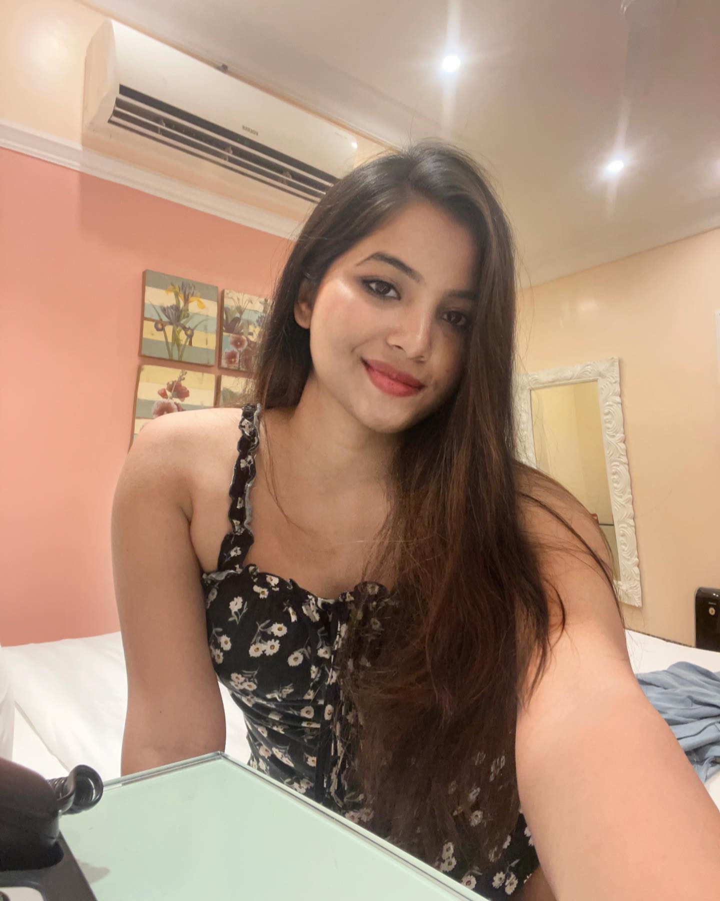 MYSELF MUSKAN HOME AND HOTEL SERVICE AVAILABLE ANYTIME CALL ME